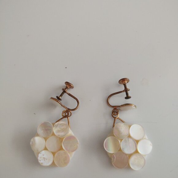 FAUX MOTHER OF PEARL SCREW ON DANGLE APPLIQUE FLOWER EARRINGS MCM SHELL LIKE - Picture 3 of 5